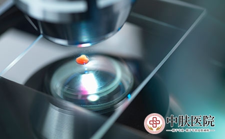 摄图网_501514649_光学显微镜检查血液样本（企业商用）
