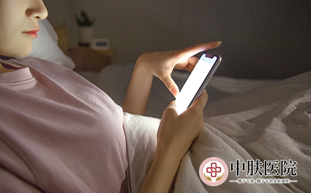 摄图网_501351146_女性熬夜玩手机（企业商用）