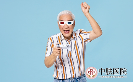 摄图网_501732536_带着3D眼镜玩游戏的老爷爷（企业商用）