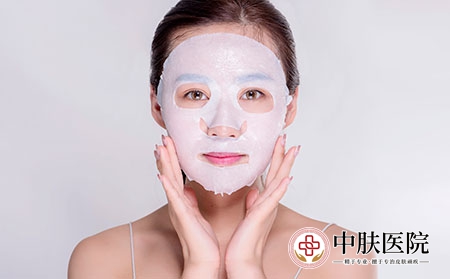 摄图网_500651484_女子使用面膜展示（企业商用）