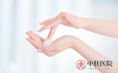 摄图网_500745596_手上涂保湿霜的女人（企业商用）