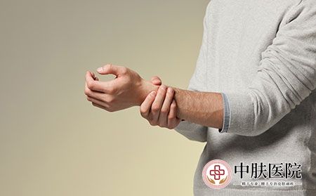 摄图网_501528683_青年男性手腕疼痛（企业商用）关节