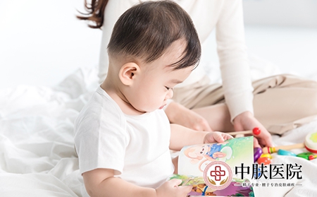 摄图网_501154824_婴儿翻阅书籍（企业商用）